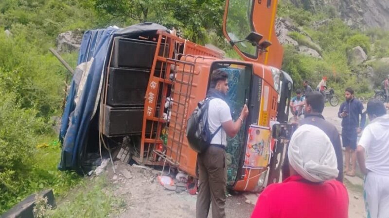 गंगाजल लेकर लौट रहे कांवड़ यात्रियों का ट्रक पलटा, पांच घायल, एक युवक लापता