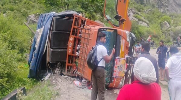उत्तराखंड : कांवड़ यात्रियों का ट्रक पलटा, पांच घायल, एक लापता