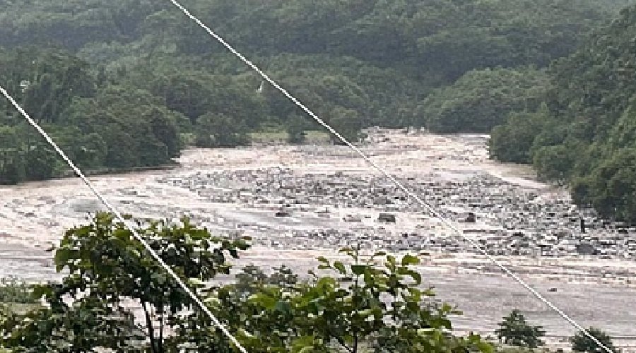 मूसलधार बारिश से तबाही, पुल बहा, मकानों को ख़तरा
