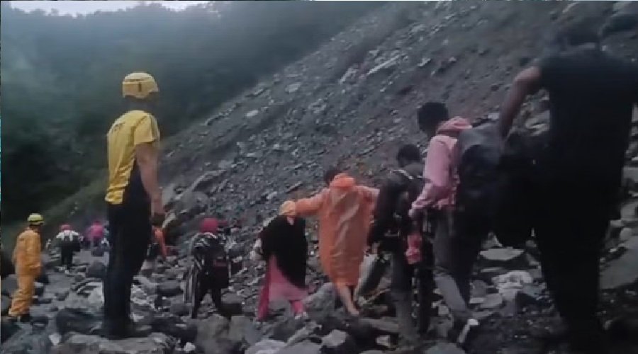 सोनप्रयाग में सुरक्षित निकाले गए 40 तीर्थयात्री, यमुनोत्री हाईवे खोलने का काम जारी