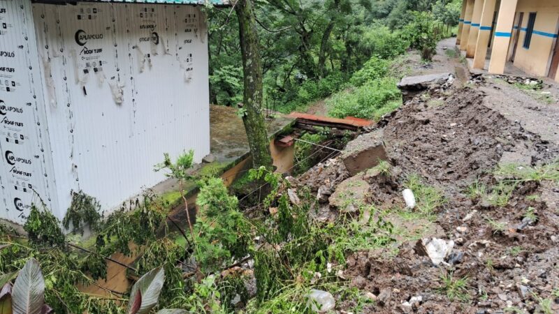 विद्यालय भवन जर्जर हाल, बच्चों की सुरक्षा को अभिभावक चिंतित