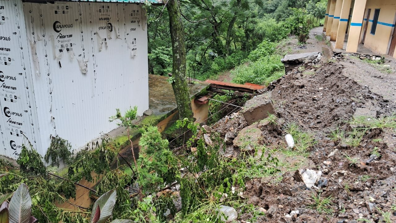 विद्यालय भवन जर्जर हाल, बच्चों की सुरक्षा को अभिभावक चिंतित