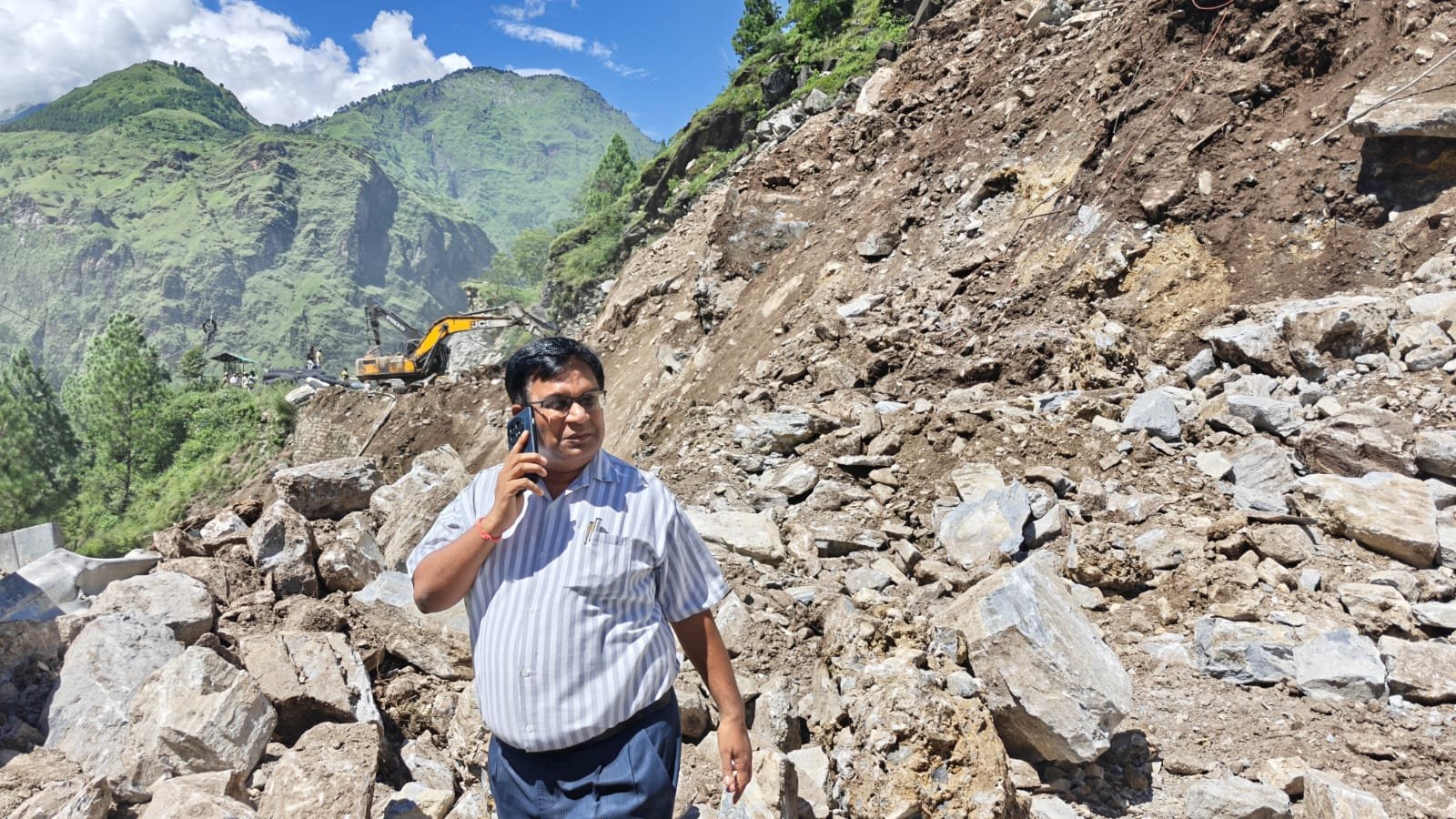 बदरीनाथ हाइवे बाधित, यात्रा को रोका