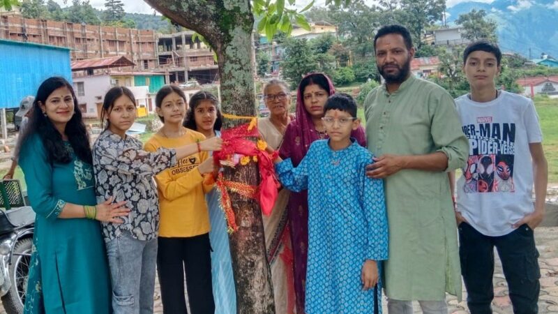 पर्यावरण सरंक्षण : पेड़ों पर बांधे रक्षा सूत्र