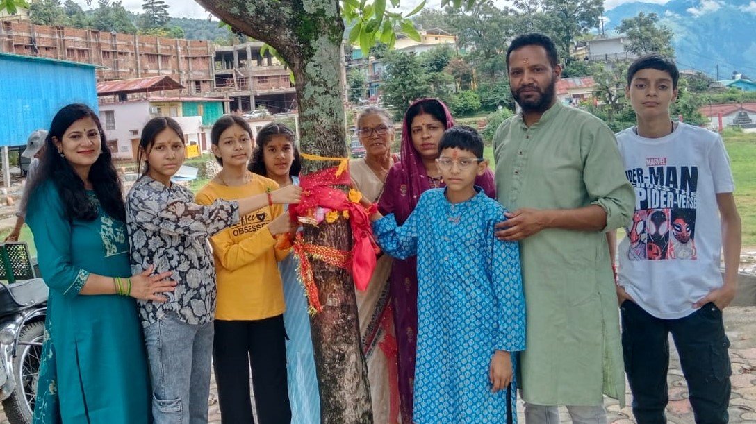 पर्यावरण सरंक्षण : पेड़ों पर बांधे रक्षा सूत्र