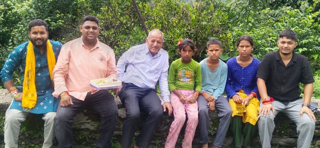 खैनुरी गांव की अनाथ बेटियों के साथ मनाया रक्षाबंधन