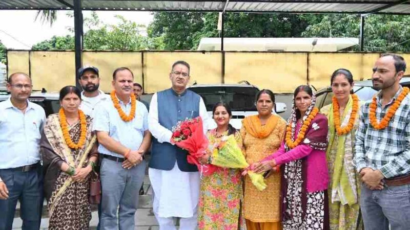कैबिनेट मंत्री गणेश जोशी से मिले त्रिस्तरीय पंचायत चुनावों में विजयी जनप्रतिनिधि, मंत्री ने दी जीत की बधाई