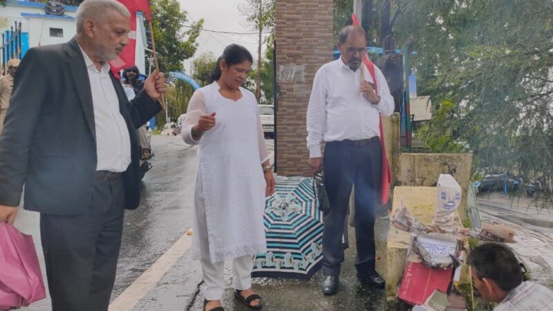 सीपीएम ने टैरिफ लगाने के विरोध में फूंका ट्रंप का पुतला