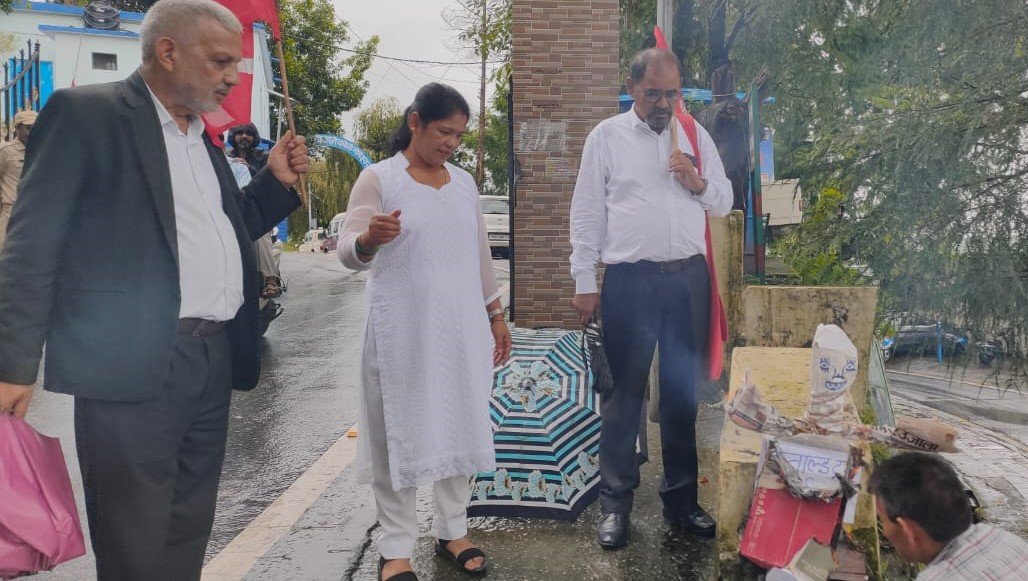 सीपीएम ने टैरिफ लगाने के विरोध में फूंका ट्रंप का पुतला