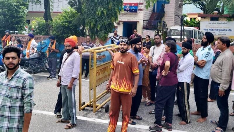 गौचर से तीर्थयात्रियों को पुलिस ने लौटाया