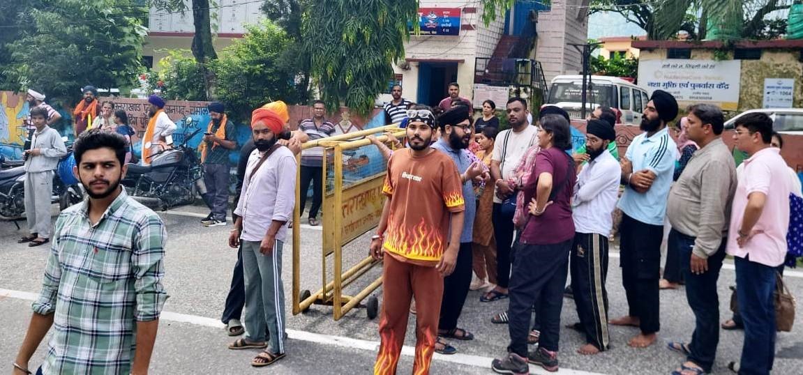 गौचर से तीर्थयात्रियों को पुलिस ने लौटाया