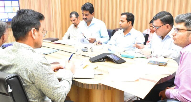 क्षतिपूर्ति पौधरोपण के लंबित प्रस्ताव जल्द करें निस्तार – डीएम