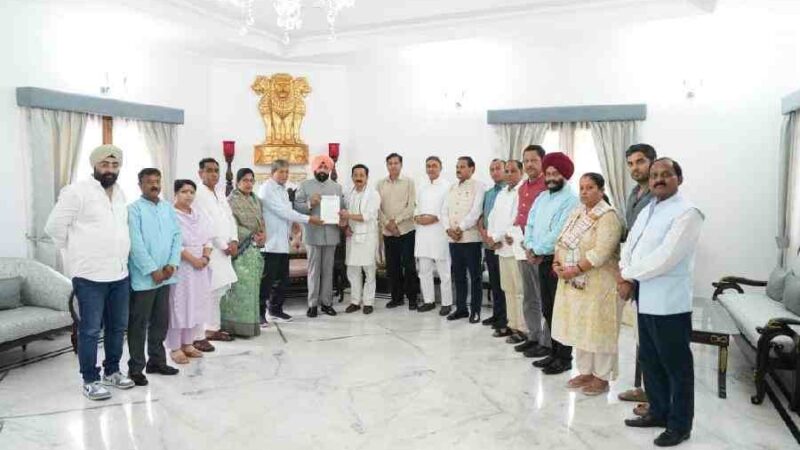 राज्यपाल से मिला उत्तराखंड प्रदेश कांग्रेस का प्रतिनिधिमंडल, राज्य निर्वाचन आयुक्त को बर्खास्त करने व राज्य सरकार को कानून व्यवस्था पर निर्देश देने की मांग
