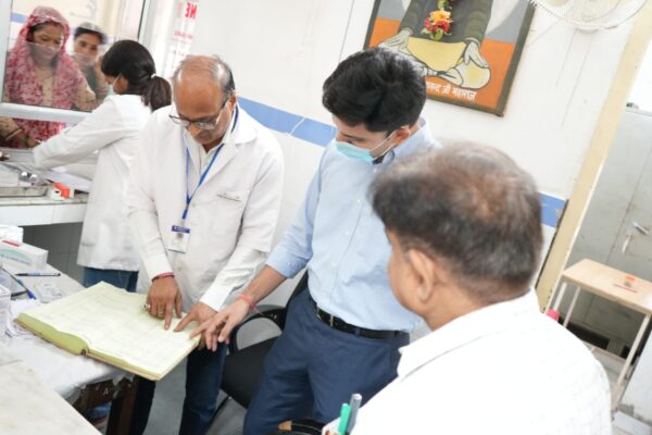 डीएम प्रतीक जैन ने किया जिला चिकित्सालय का औचक निरीक्षण; मरीजों की सुविधा, स्वच्छता और चिकित्सा सेवाओं की गुणवत्ता में किसी प्रकार की कोताही न बरतने के दिए निर्देश