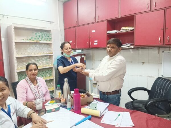 रक्षाबंधन पर इमरजेंसी ड्यूटी पर तैनात डॉ. जय हिंद ने बंधवाई नर्सों से राखी