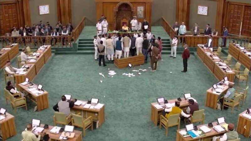 उत्तराखंड विधानसभा सत्र के पहले दिन भारी हंगामा