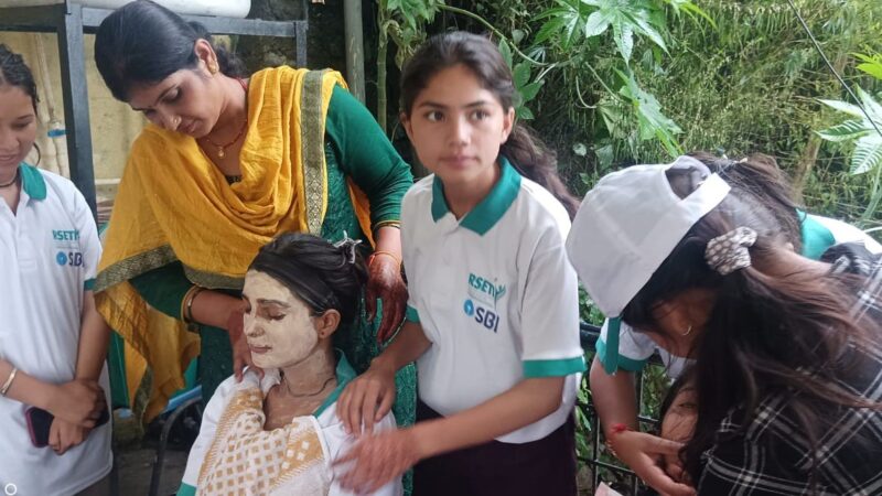 महिलाओं को ब्यूटीशियन का प्रशिक्षण