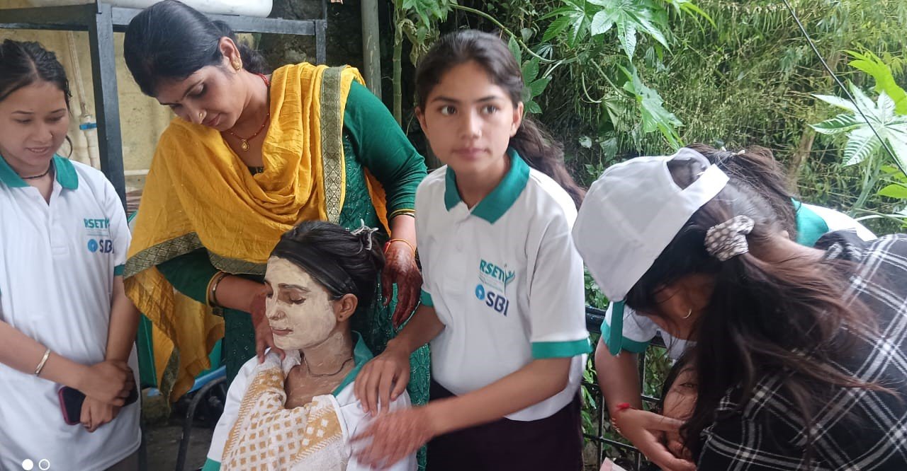 महिलाओं को ब्यूटीशियन का प्रशिक्षण