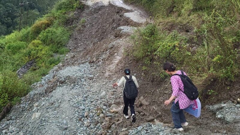 लोकजात यात्रा, सड़क क्षतिग्रस्त होने से संकट में