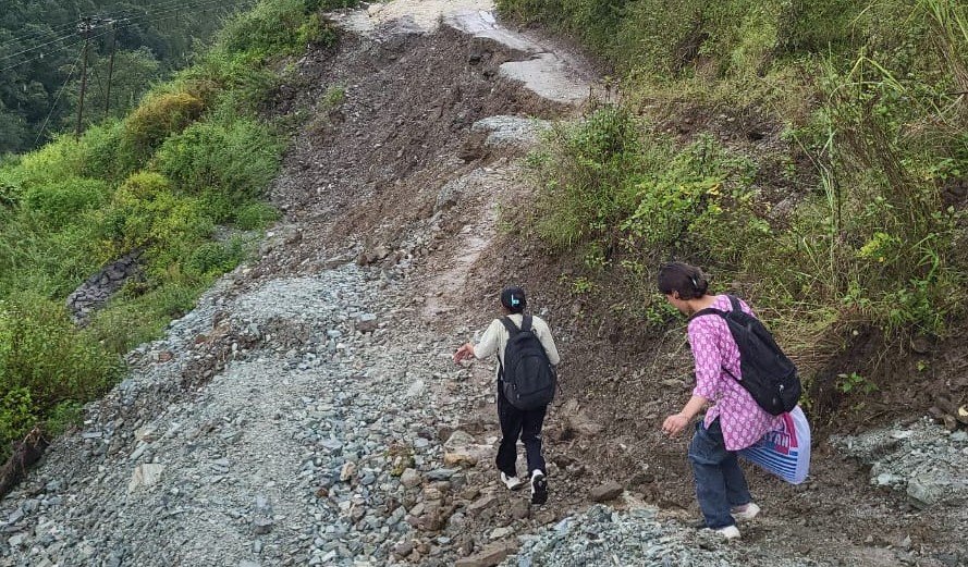 लोकजात यात्रा, सड़क क्षतिग्रस्त होने से संकट में