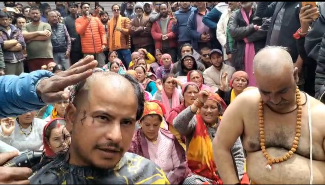 मास्टर प्लान और प्राधिकरण के विरोध में किया मुंडन