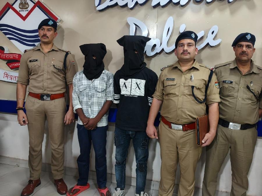 ब्लांइड मर्डर मिस्ट्री का 24 घंटे के अन्दर दून पुलिस ने किया खुलासा, कन्सट्रक्शन साइट पर केयर टेकर की हत्या करने वाले 2 अभियुक्तों को किया गिरफ्तार