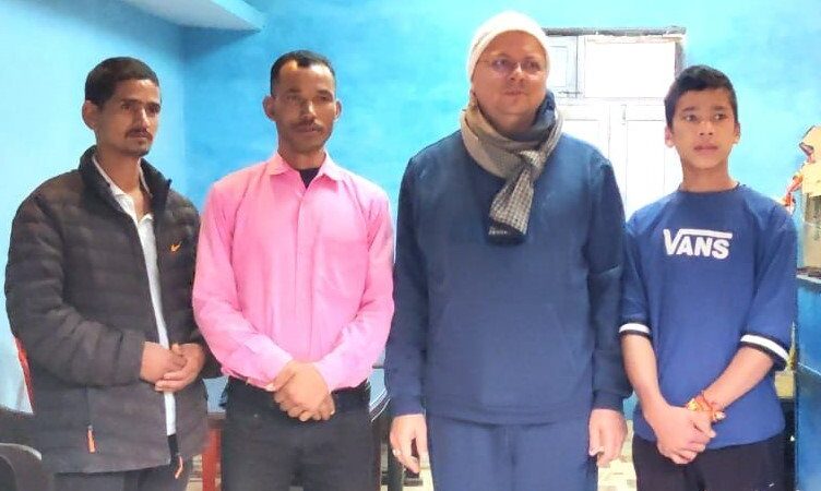 सीएम धामी ने स्थानीय लोगों से ली सरकार की योजनाओं की फीडबैक