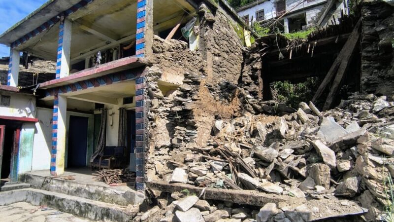 कांडा गांव में  भू-धंसाव से छह आवासी भवनों को खतरा