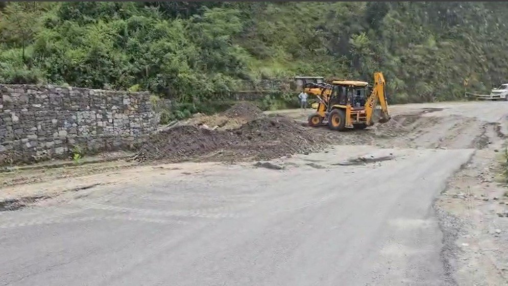 मैठाणा में बदरीनाथ हाइवे भू-धंसाव की जद में