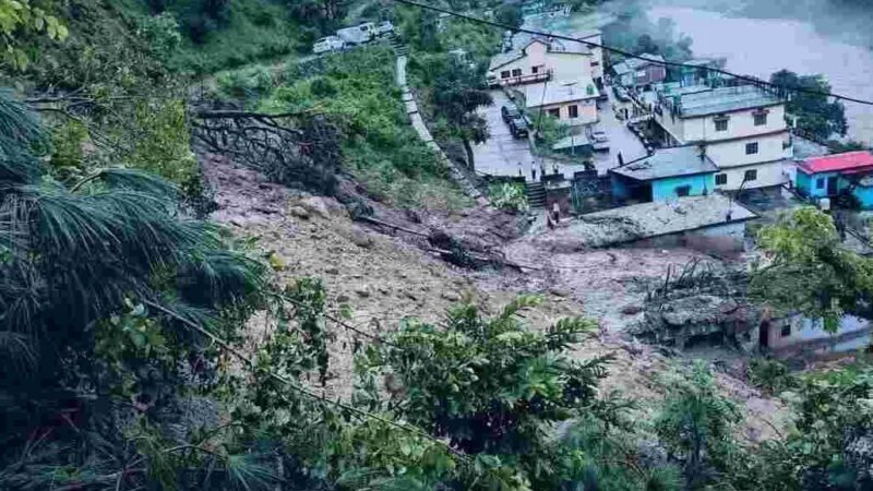 थराली में बादल फटने से भारी नुकसान, मौके पर डीएम संदीप तिवारी