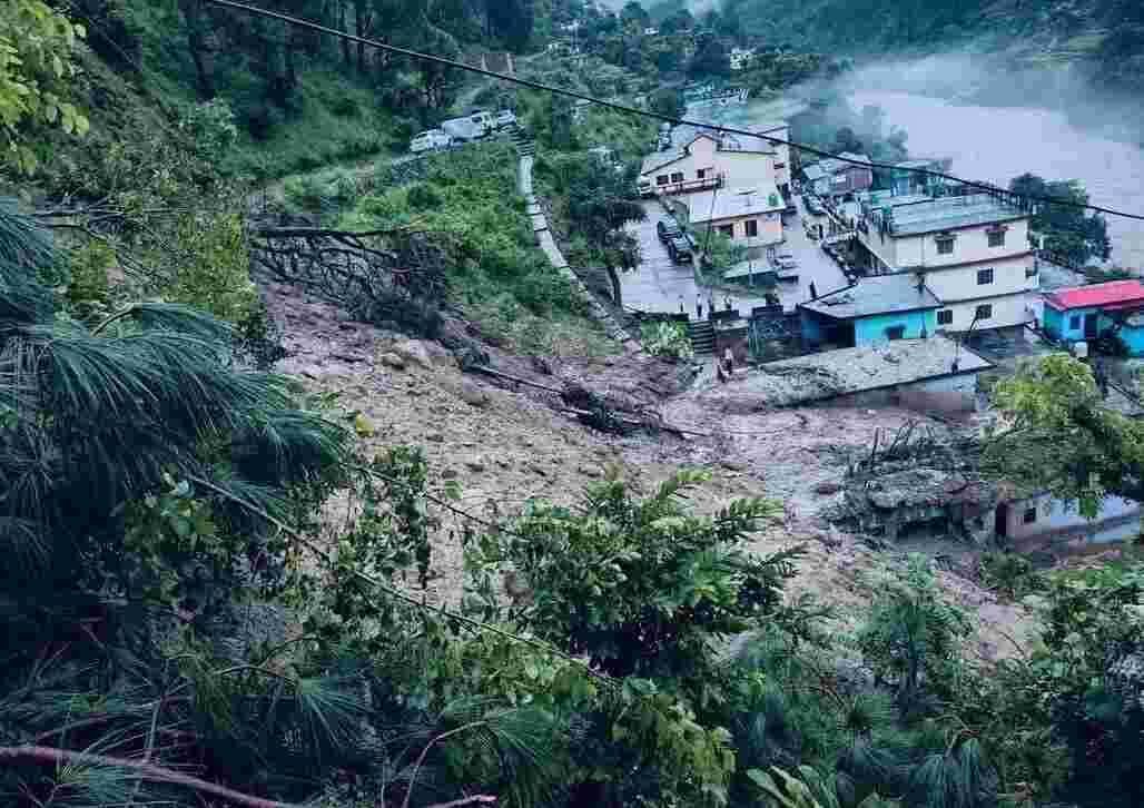 थराली में बादल फटने से भारी नुकसान, मौके पर डीएम संदीप तिवारी