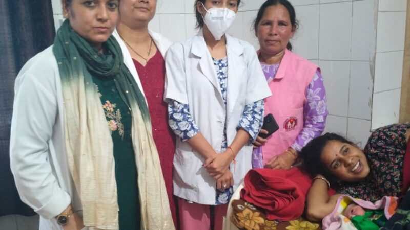 आपदा प्रभावित क्षेत्र थराली में स्वास्थ्य विभाग ने गर्भवती महिला का कराया सुरक्षित प्रसव, ANM ने 07 किलोमीटर चलकर निभाया कर्तव्य