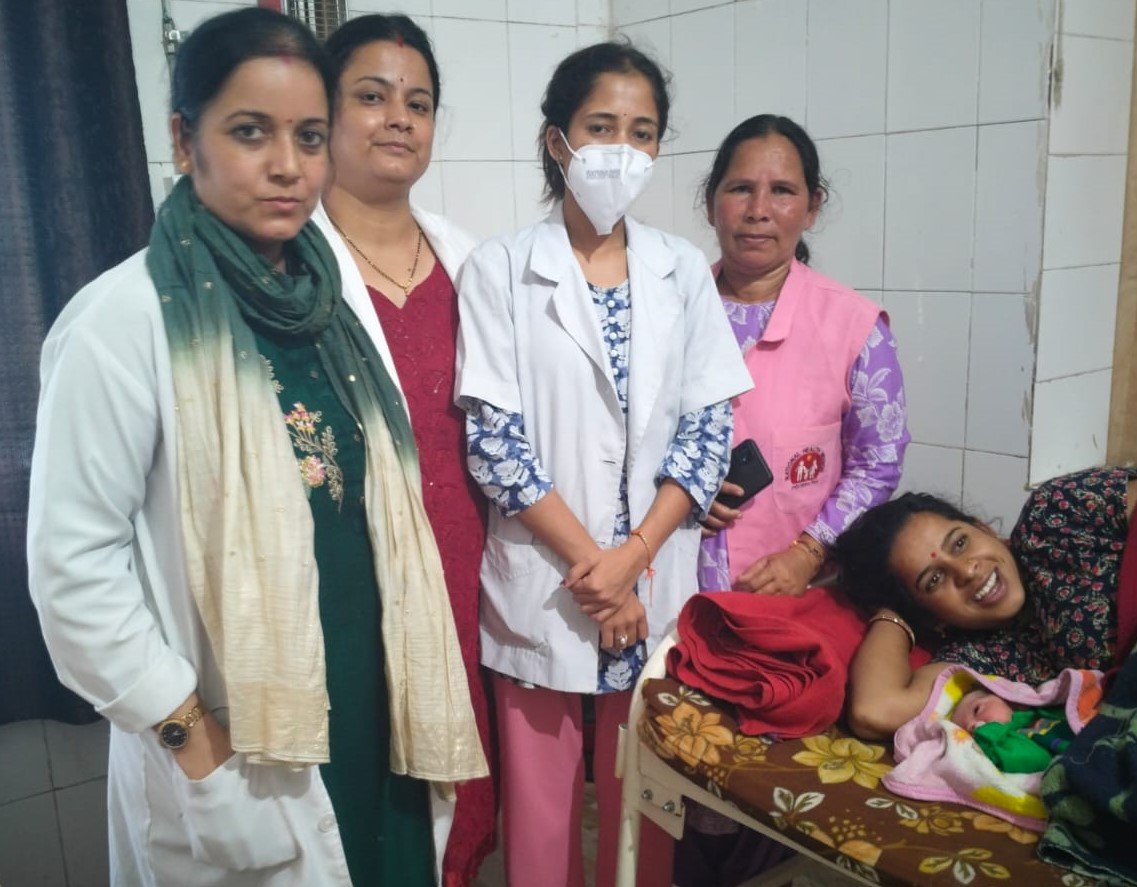 आपदा प्रभावित क्षेत्र थराली में स्वास्थ्य विभाग ने गर्भवती महिला का कराया सुरक्षित प्रसव, ANM ने 07 किलोमीटर चलकर निभाया कर्तव्य