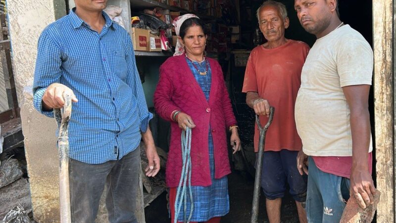 थराली क्षेत्र में दुकानों व मकानों से मलवा हटाने का कार्य तेजी पर