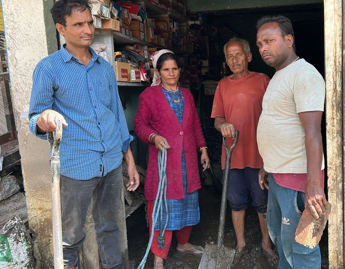 थराली क्षेत्र में दुकानों व मकानों से मलवा हटाने का कार्य तेजी पर