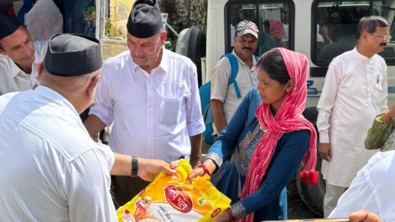 आरएसएस व विहिप ने प्रभावितों को बांटी राहत सामग्री