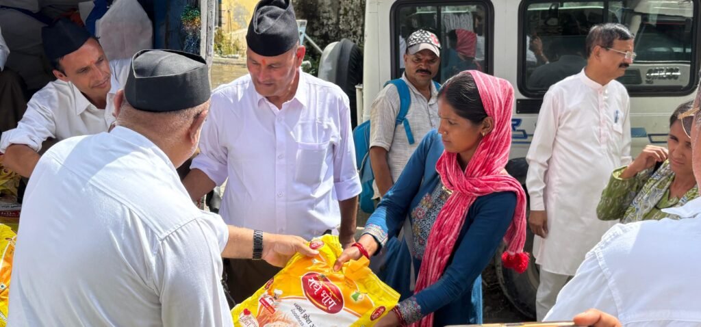आरएसएस व विहिप ने प्रभावितों को बांटी राहत सामग्री