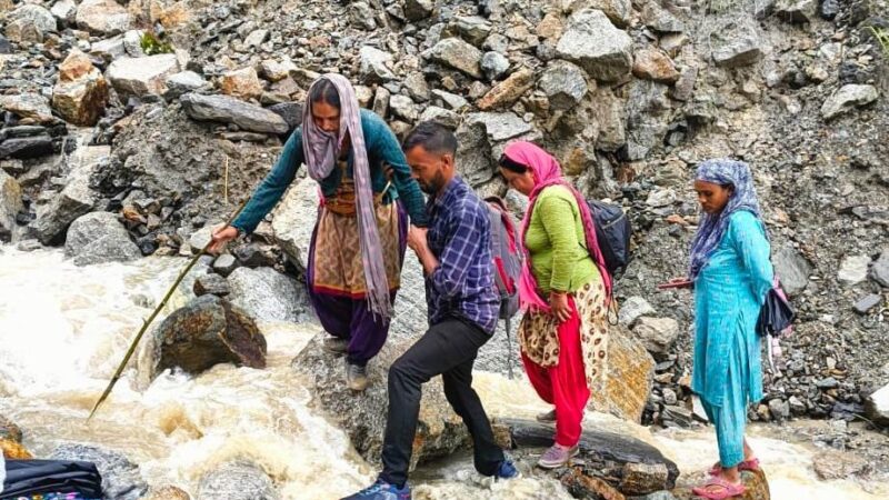 अवरूद्ध सड़क महिला ने रास्ते में जन्मा बच्चा, नवजात की मृत्यु