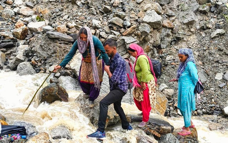 अवरूद्ध सड़क महिला ने रास्ते में जन्मा बच्चा, नवजात की मृत्यु