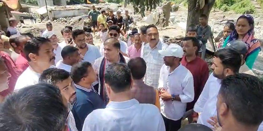 प्रभावितों को दी जाएगी हर संभव मदद – भट्ट