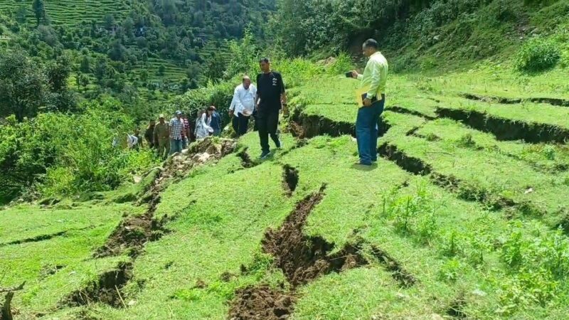 नंदानगर बाजार के उपर आई दरारें, लोगों को सुरक्षित स्थानों पर भेजा