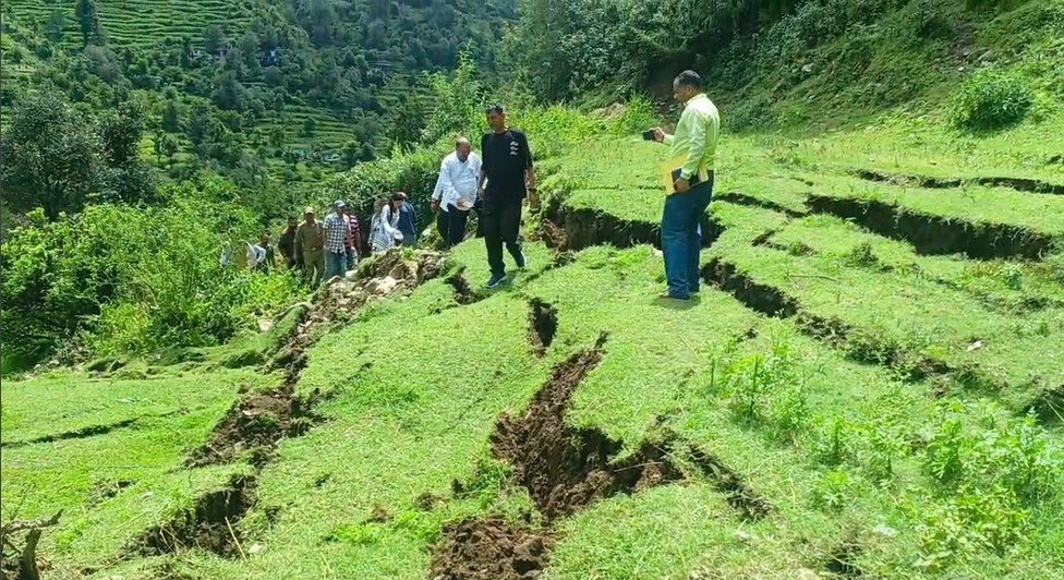 नंदानगर बाजार के उपर आई दरारें, लोगों को सुरक्षित स्थानों पर भेजा