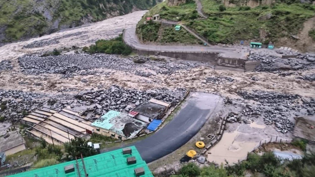 सीमावर्ती क्षेत्रों को जोड़ने वाला तमक नाले पर बना पुल बहा