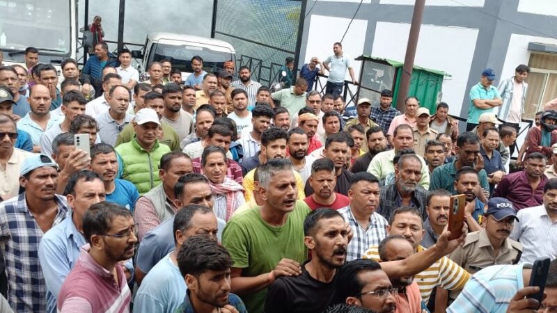 प्रसव के दौरान महिला की मौत के मामले पर काटा हंगामा, डीएम ने दिए मजिस्ट्रीयल जांच के आदेश