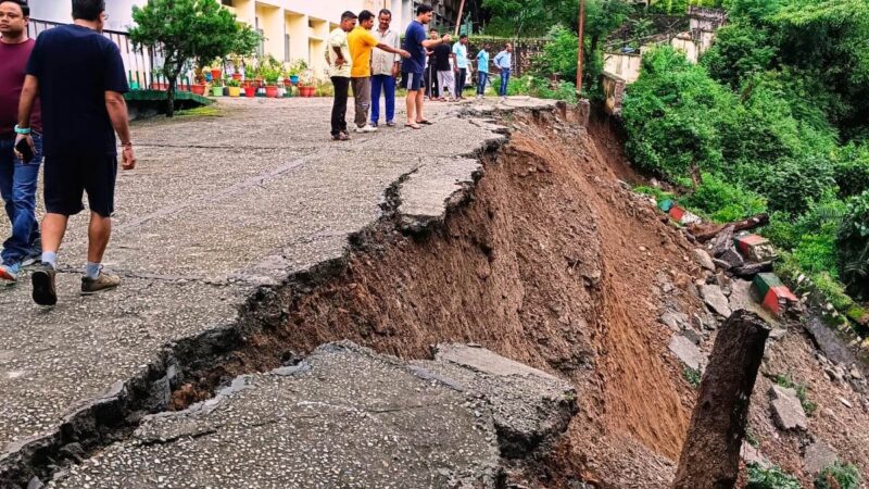 भू-धंसाव से पॉलिटेक्निक भवन को बना खतरा