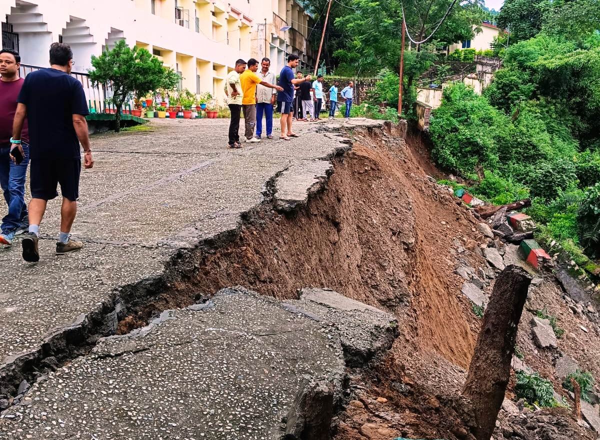 भू-धंसाव से पॉलिटेक्निक भवन को बना खतरा
