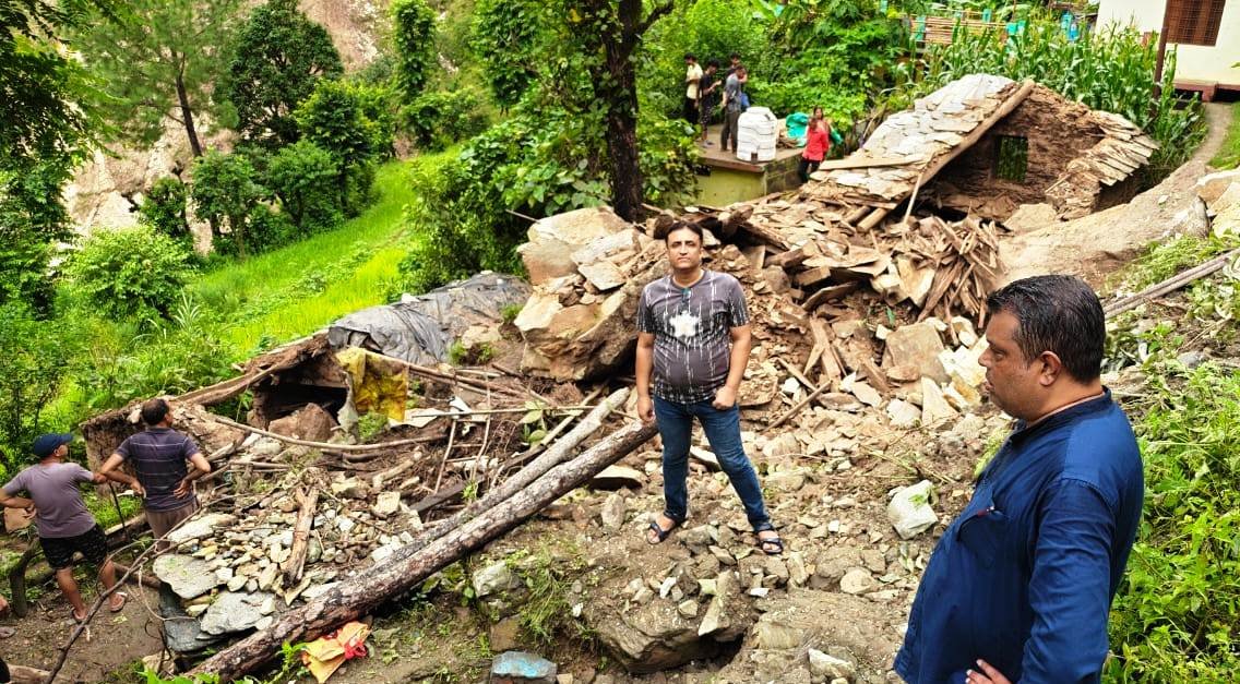 चमोली : भू-स्खलन से गोशालाएं क्षतिग्रस्त, पांच मवेशी घायल, 10 लापता