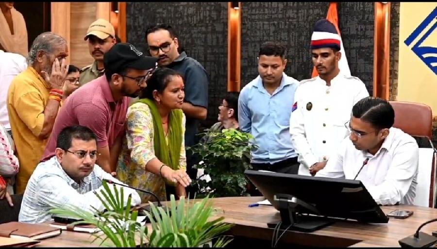 जनता दर्शन पर बढता लोगों का अूटट विश्वास, बेटा कर रहा घर से बाहर बुजुर्ग की गुहार पर डीएम ने तलब की रिपोर्ट