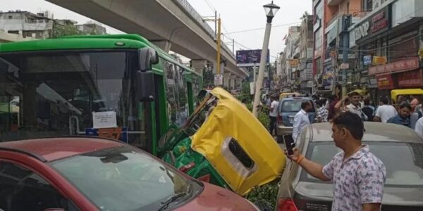 चलती बस में ड्राइवर को पड़ा मिर्गी का दौरा, कई गाड़ियों को मारी टक्कर; एक की मौत