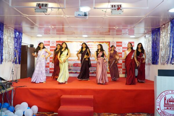 एसजीआरआर पैरामेडिकल नर्सिंग कॉलेज मे सम्पन्न हुआ दीक्षारम्भ कार्यक्रम